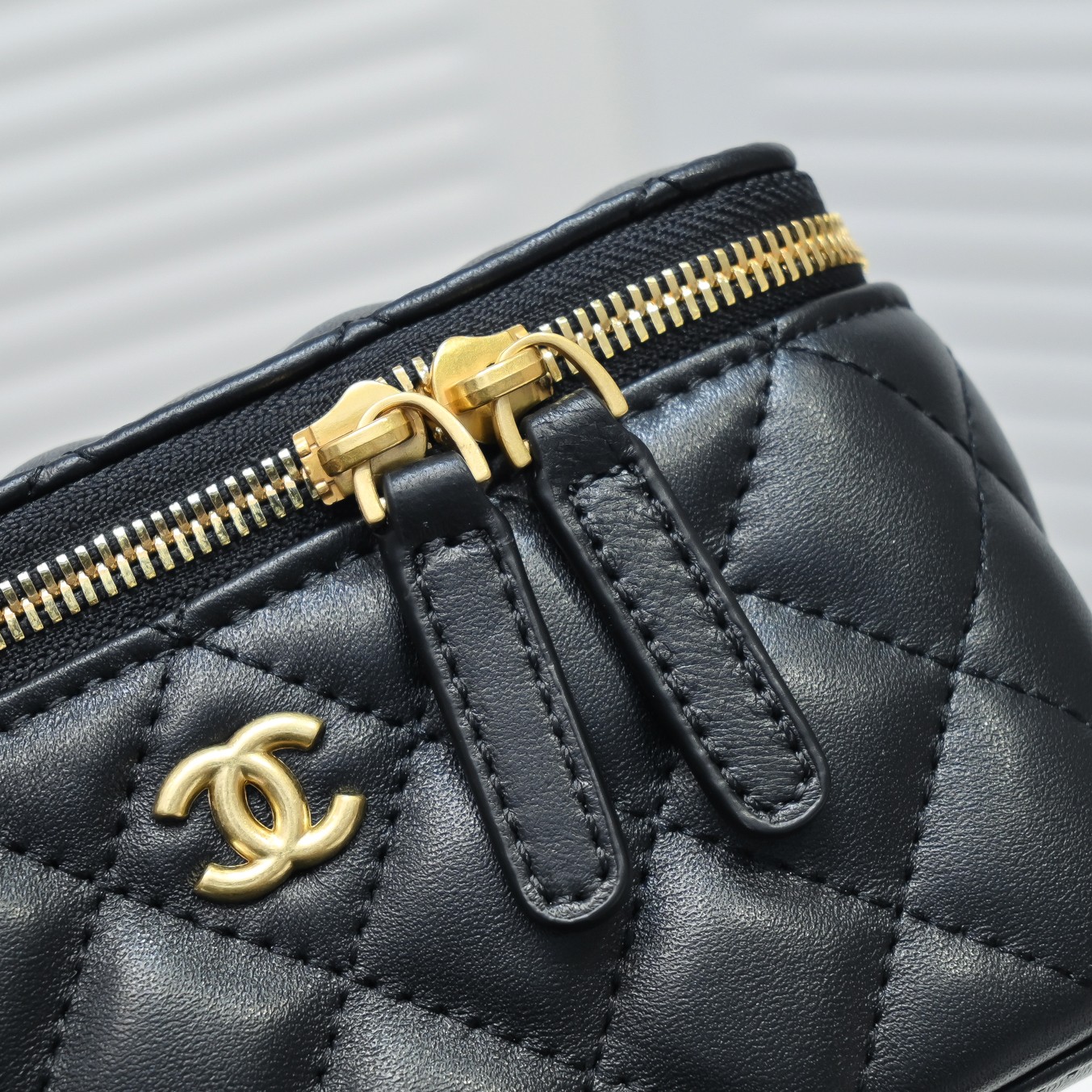 Chanel  Golden·Ball Makeup Box Bag  Shoulder Bag Handbag