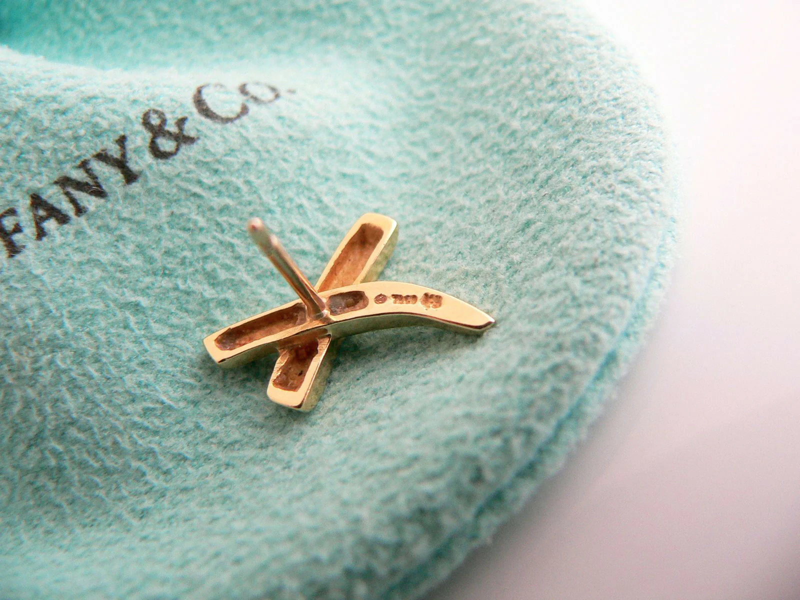 Tiffany & Co Picasso 18K Gold Medium X Kiss Earrings Studs Rare Gift Pouch Love