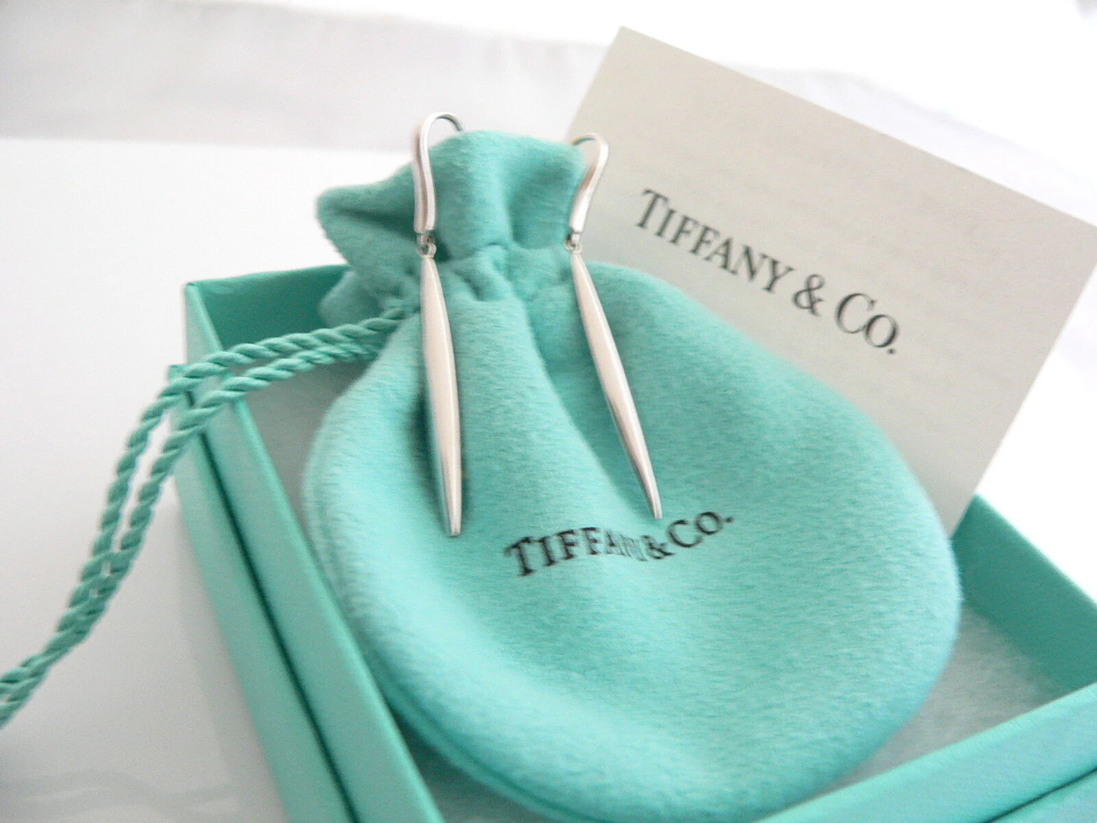 Tiffany & Co 18K Gold Feather Dangling Earrings Dangle T and Co Gift Pouch Box