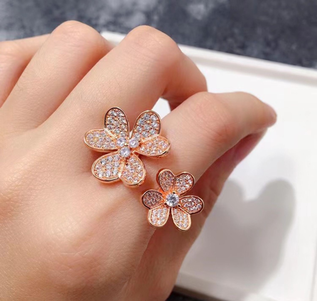 Van Cleef & Arpels Double Trefoil, Frivole Between the Finger ring