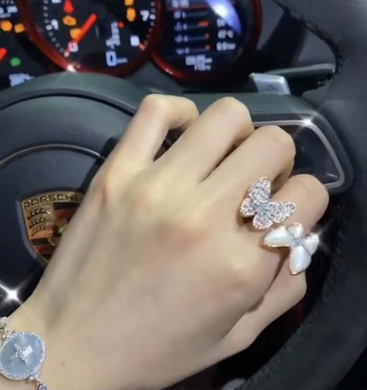 Van Cleef & Arpels Fluttering Butterfly Ring, Two Butterfly Between the Finger ring