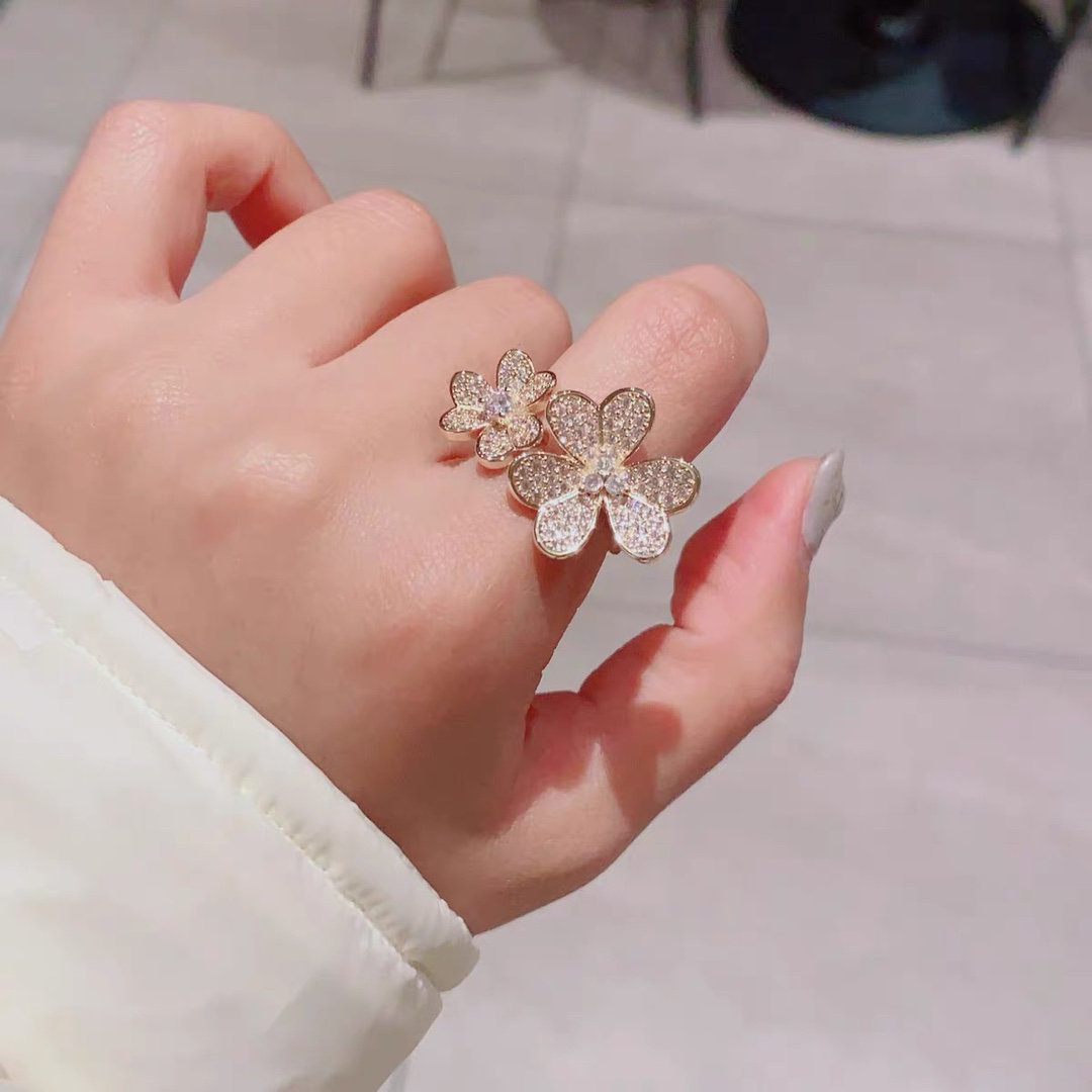 Van Cleef & Arpels Double Trefoil, Frivole Between the Finger ring