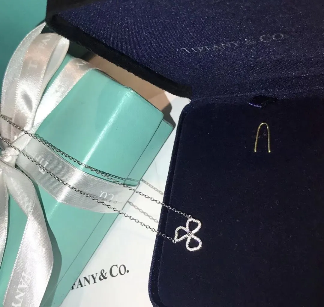 Tiffany & Co Elegant Style Paper Flowers Three Leaf Clover Open Flower Pendant Womens Diamonds Necklace