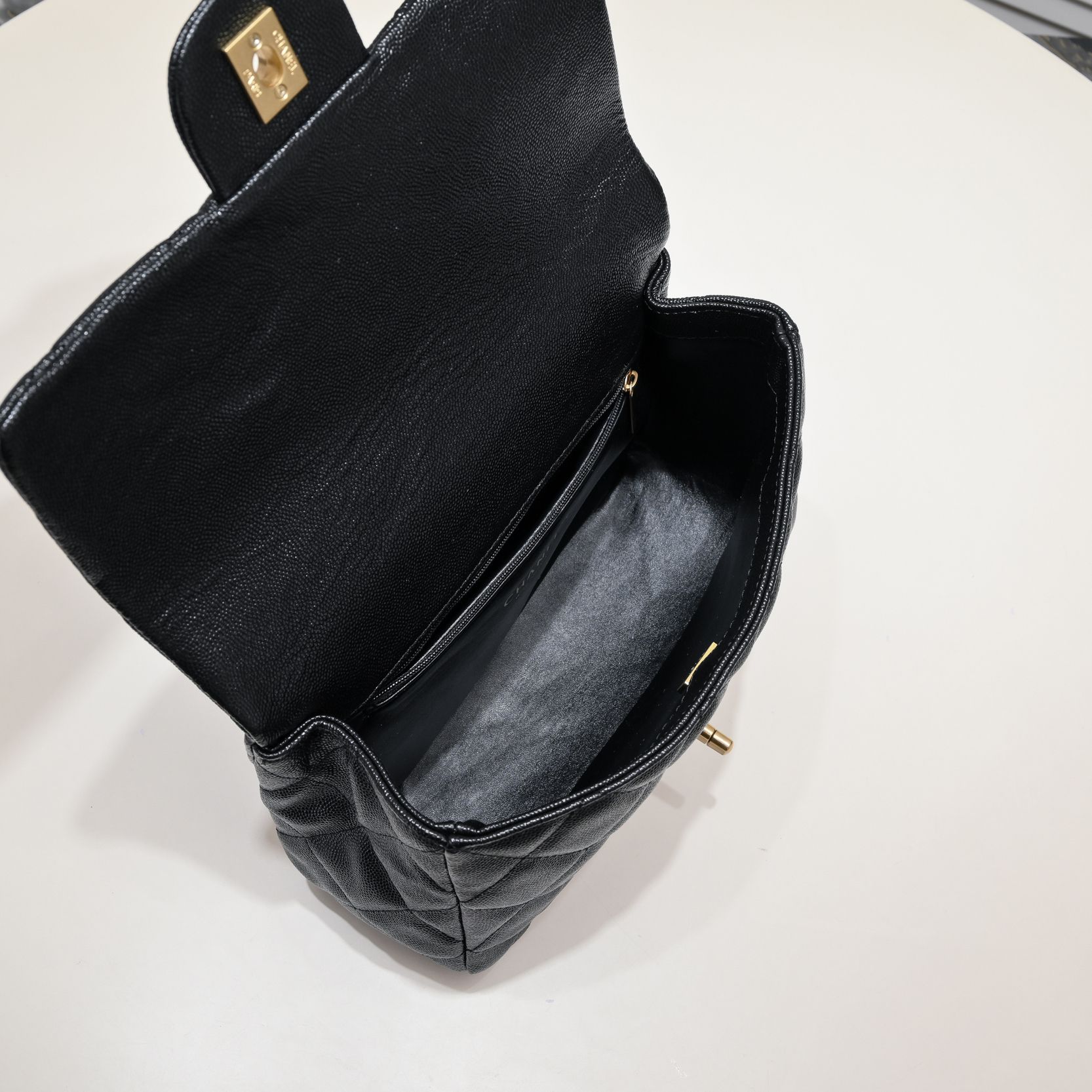 Chanel 23P Heart-Shaped Sardware Shoulder Bag Handbag