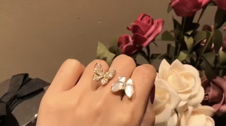 Van Cleef & Arpels Fluttering Butterfly Ring, Two Butterfly Between the Finger ring