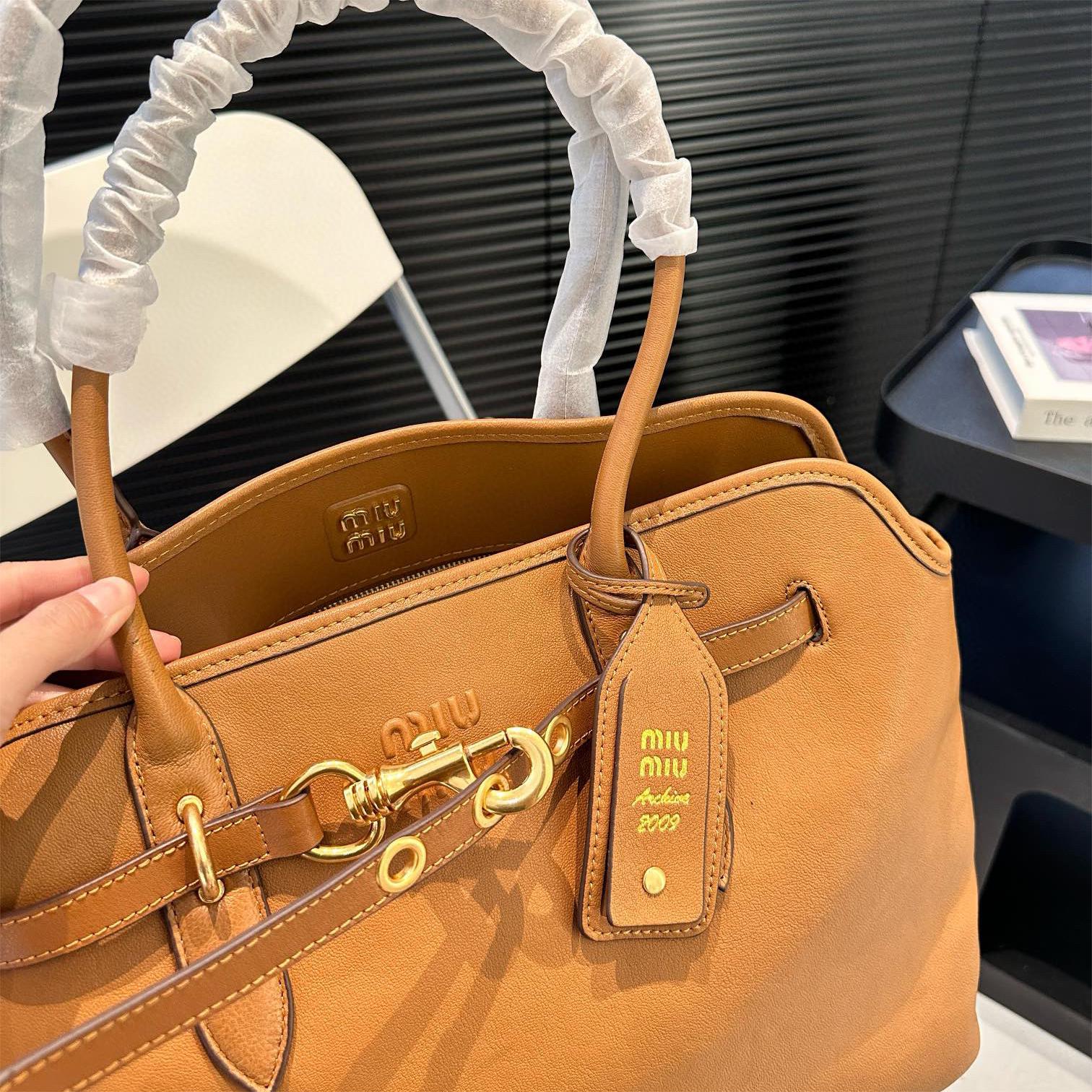 Miumiu Aventure nappa leather bag（Replica）7A