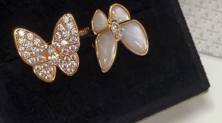 Van Cleef & Arpels Fluttering Butterfly Ring, Two Butterfly Between the Finger ring