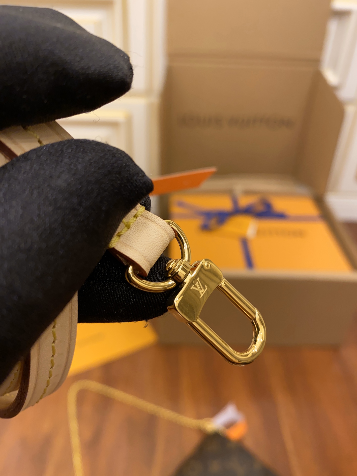 Louis Vuitton Favorite MM Chain shoulder bag M40718