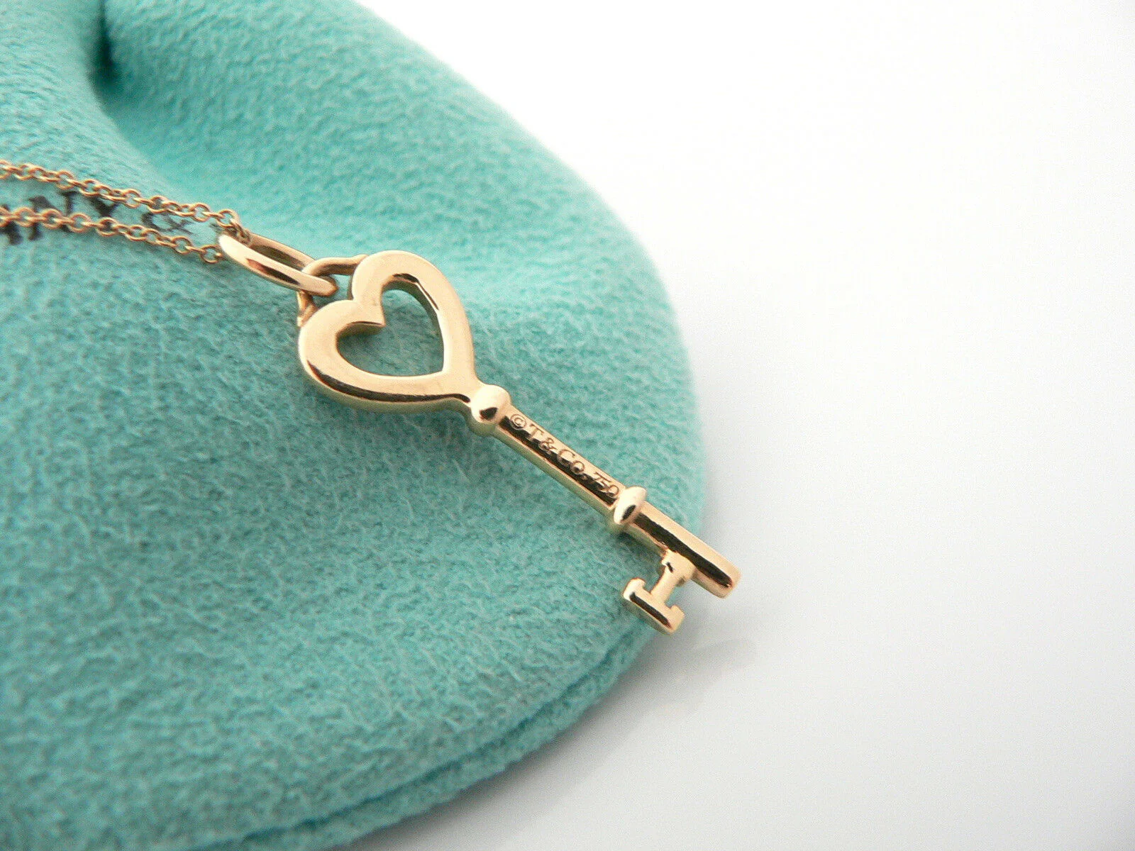 Tiffany & Co 18K Yellow Gold Heart Key Necklace Pendant Chain Gift Pouch Love