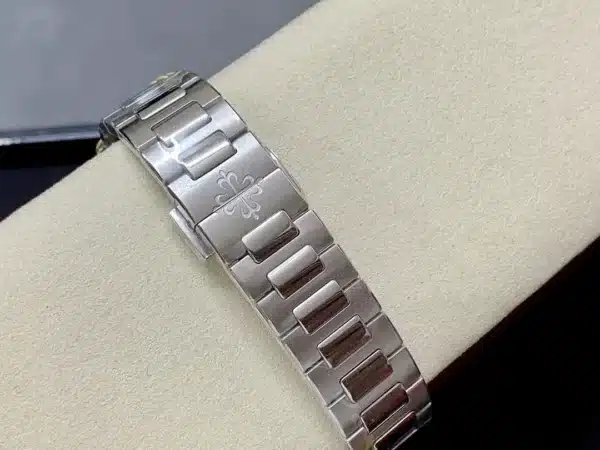 Nautilus 7118/1A-001 Ladies Automatic.  35.2 mm,Steel,