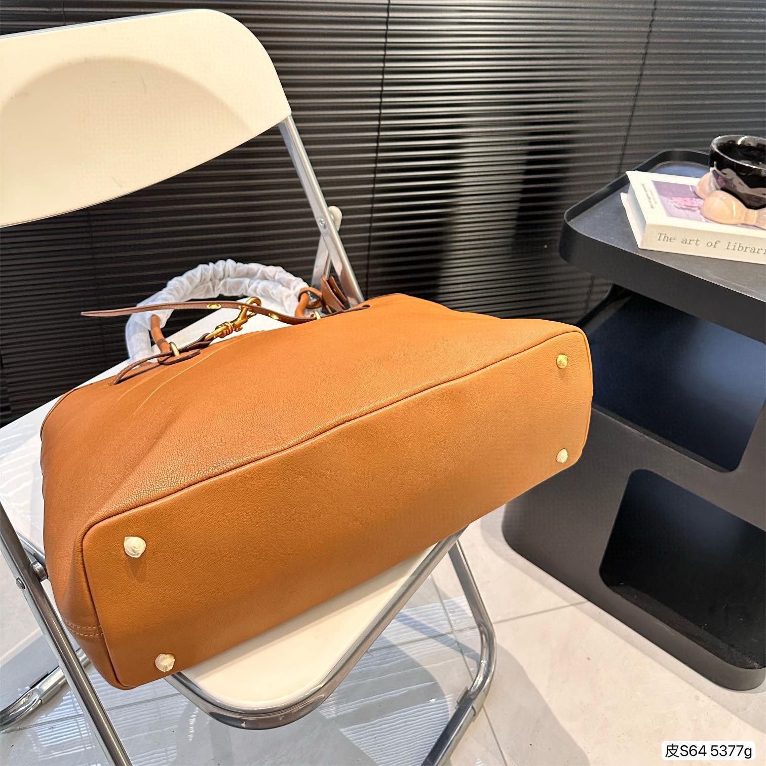 Miumiu Aventure nappa leather bag（Replica）7A