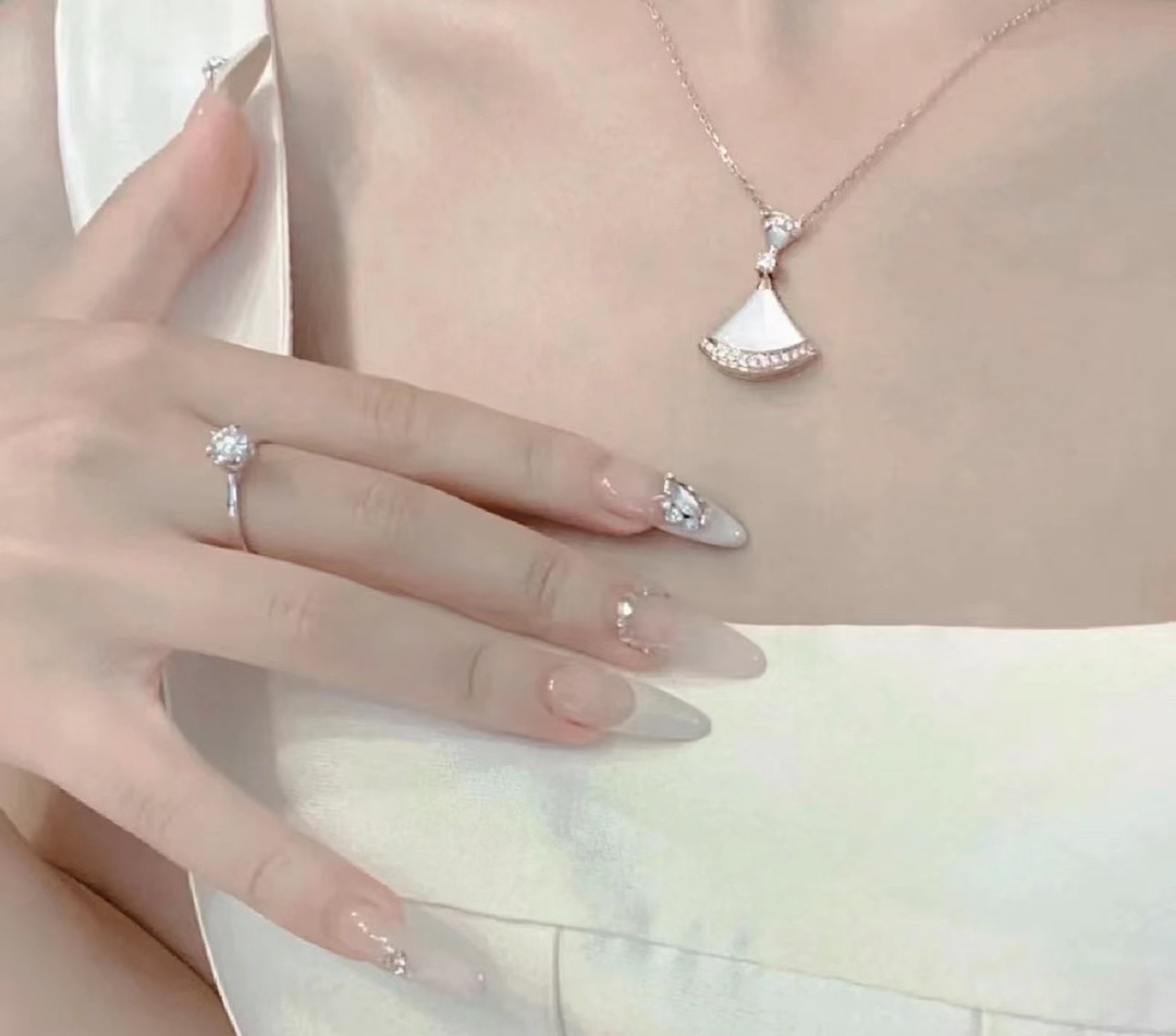 BVLGARI DIVAS' DREAM NECKLACE, White Mother-of-Pearl