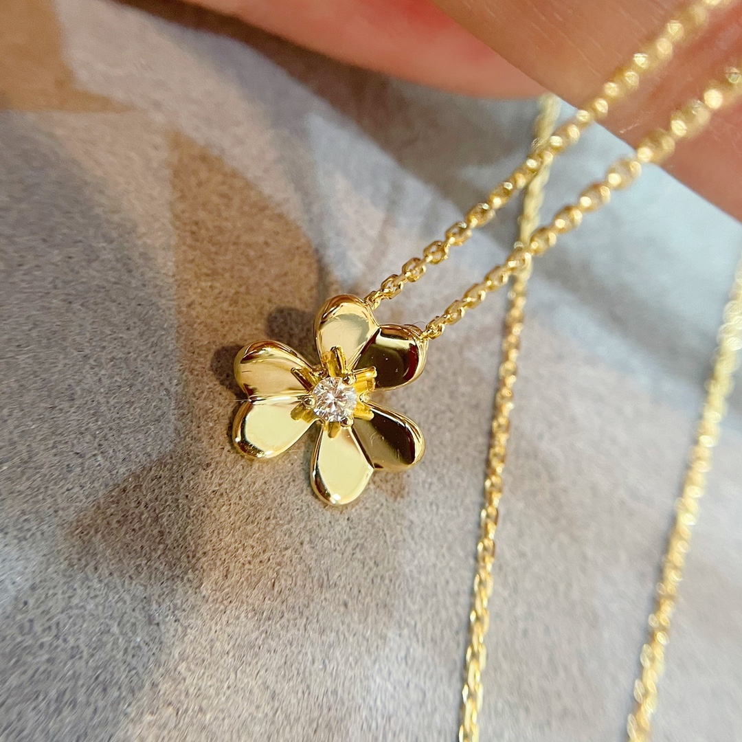 Van Cleef & Arpels Gold Three Flowers Necklace, Frivole pendant, mini model