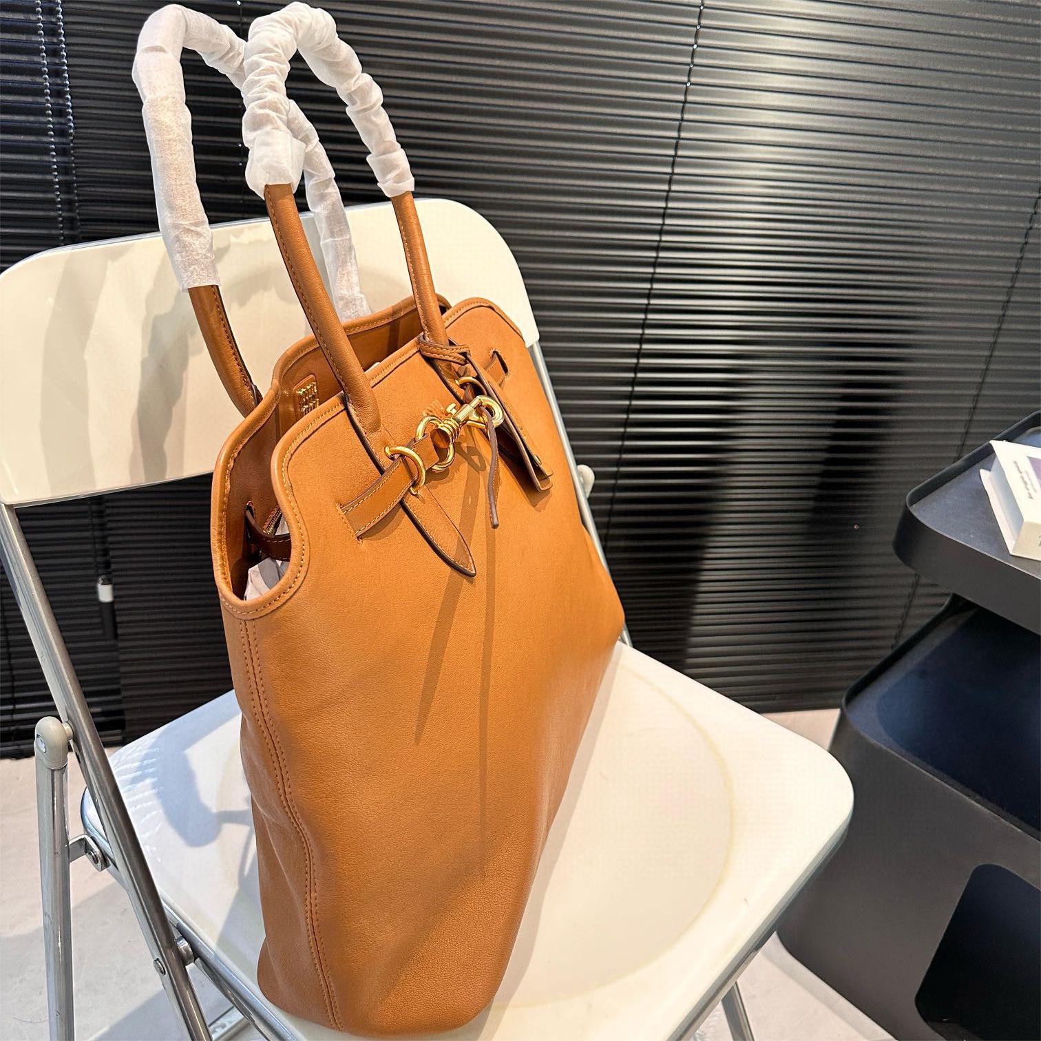 Miumiu Aventure nappa leather bag（Replica）7A