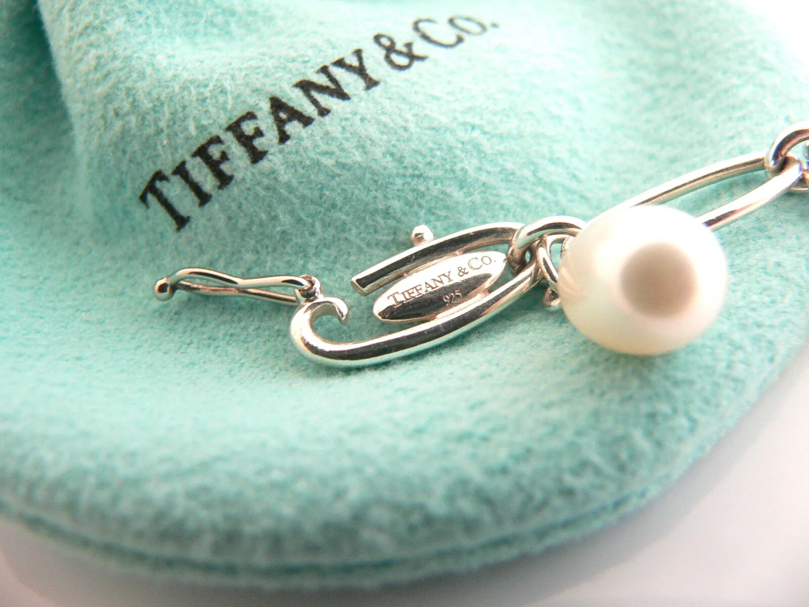 Tiffany & Co Pearl Bracelet Bangle Oval Chain Love Gift Pouch Silver Box Classic