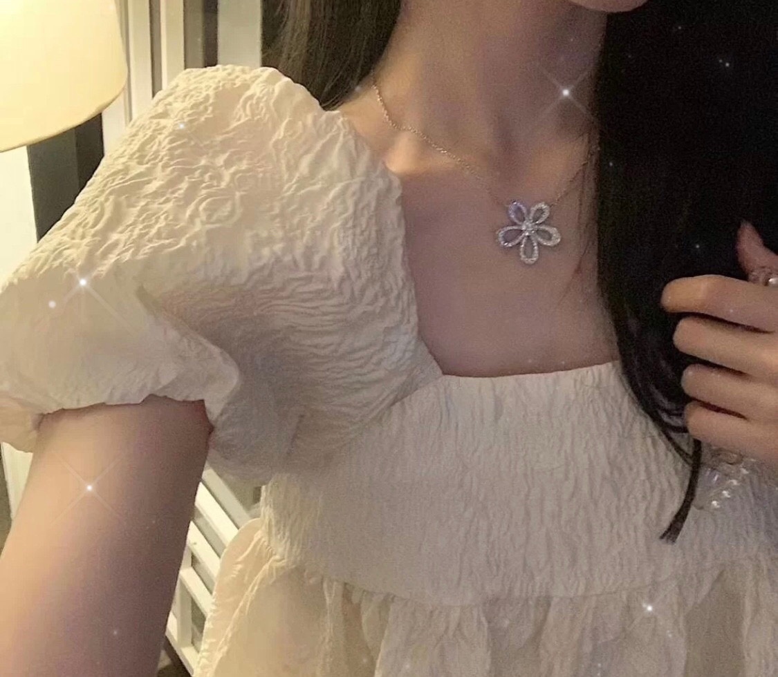 Van Cleef & Arpels Flower Necklace with Diamonds, Flowerlace Pendant