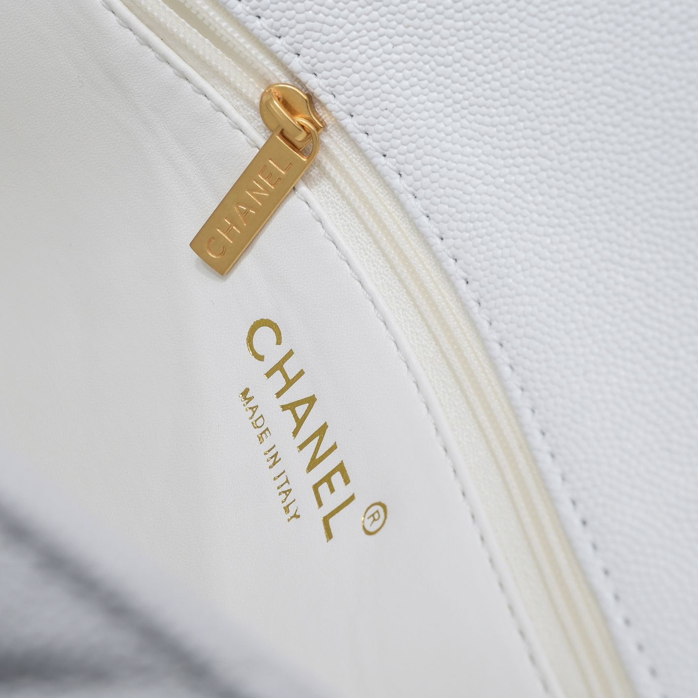 Chanel 23P Heart-Shaped Sardware Shoulder Bag Handbag