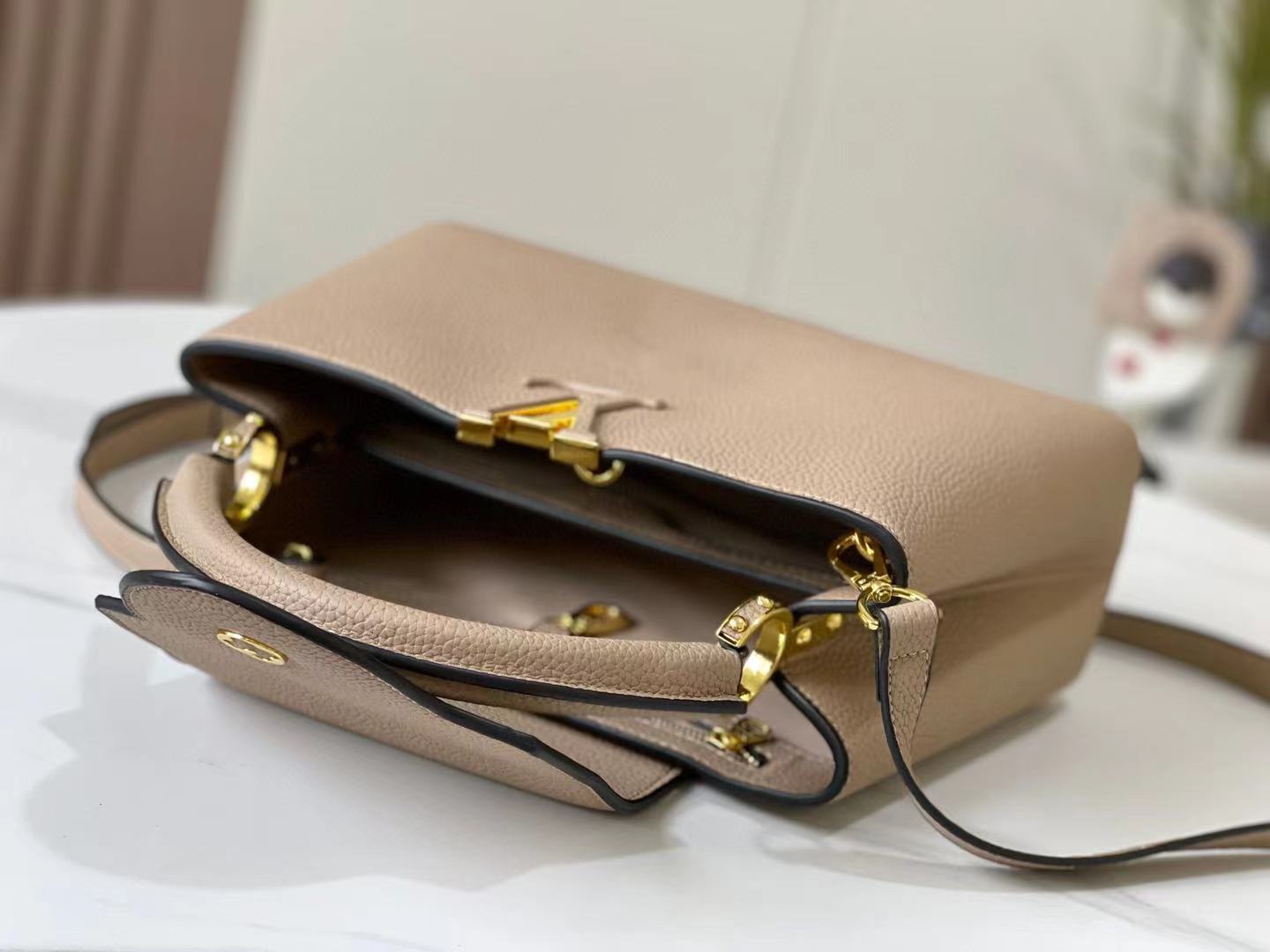 Louis Vuitton LV Capucines Strap Shoulder Bag Handbag (Replica)