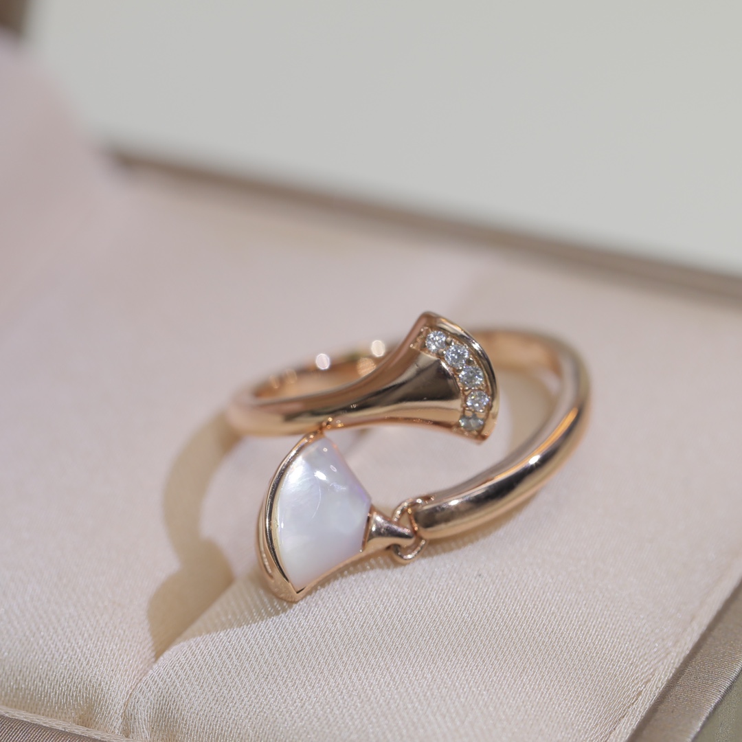 BVLGARI DIVAS'DREAM RING, White Mother-of-Pearl