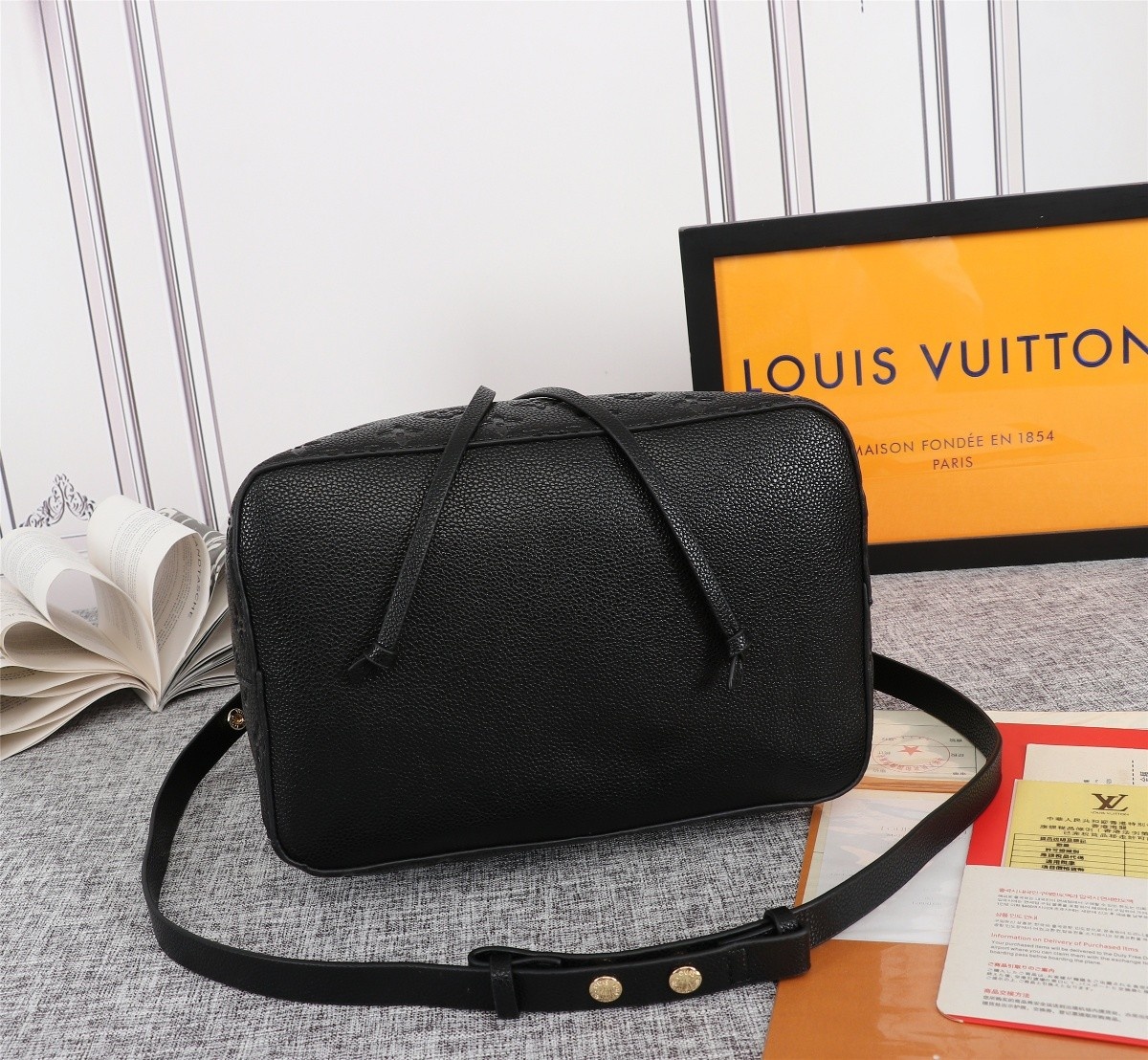 Louis Vuitton LV NeoNoe MM Embossed  Handbag Shoulder Bag(7AReplica)