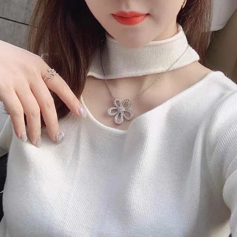 Van Cleef & Arpels Flower Necklace with Diamonds, Flowerlace Pendant