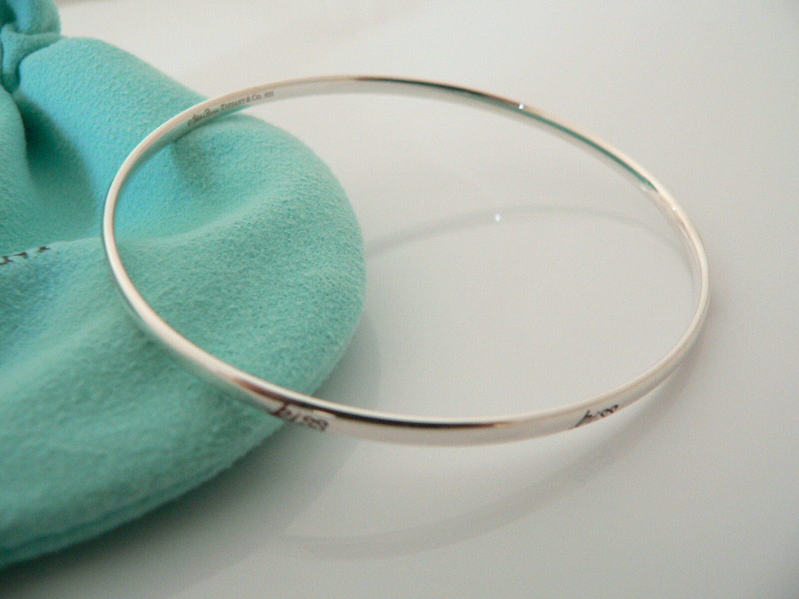 Tiffany & Co Silver Picasso Red Enamel Kiss Bangle Bracelet Rare Gift Love Pouch