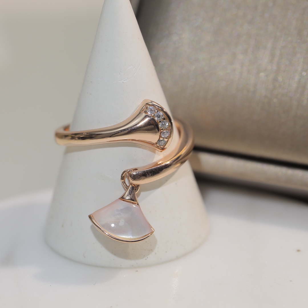 BVLGARI DIVAS'DREAM RING, White Mother-of-Pearl