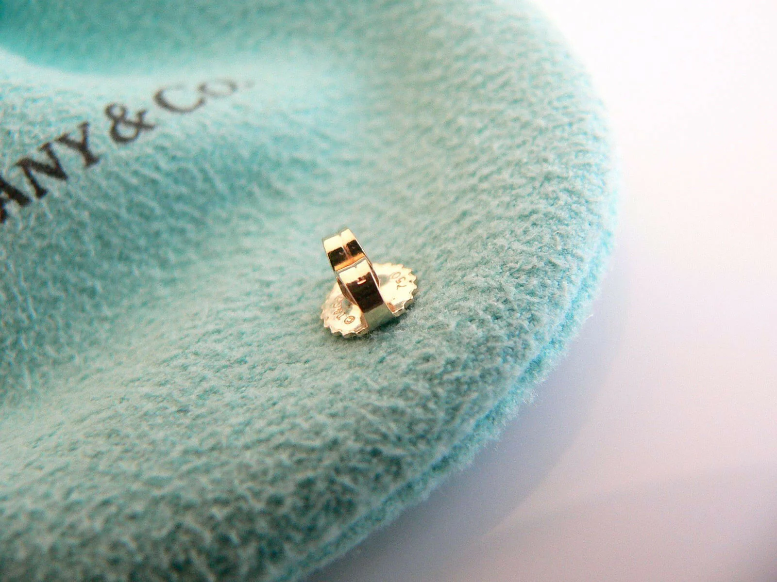 Tiffany & Co Picasso 18K Gold Medium X Kiss Earrings Studs Rare Gift Pouch Love