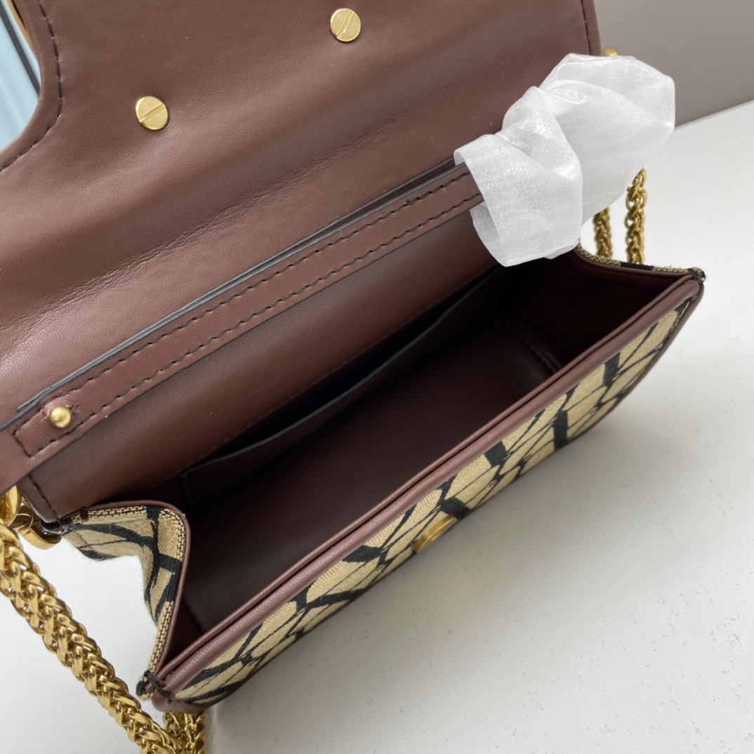 Valentino Garavani Calfskin Clutch Bag 5102