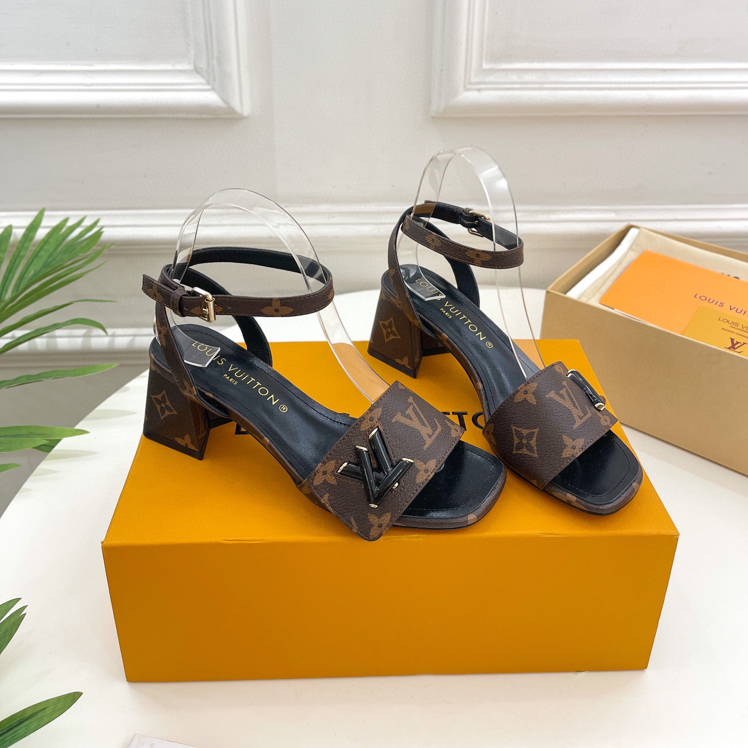 Louis Vuitton LV Patent Leather Thick And Cool Slide Sandal (Replica)