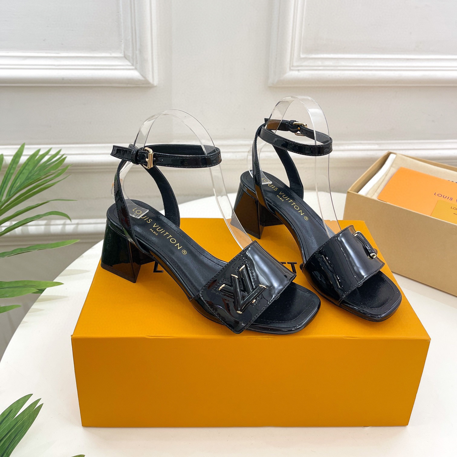 Louis Vuitton LV Patent Leather Thick And Cool Slide Sandal (Replica)