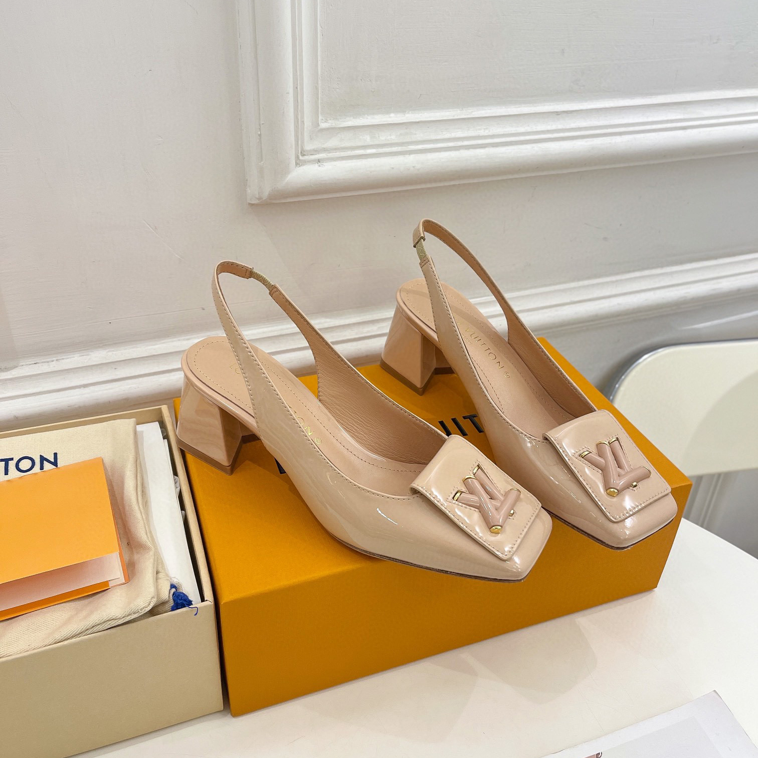 Louis Vuitton LV Half a Pack of Horseshoe Heels Slide Sandal (Replica)