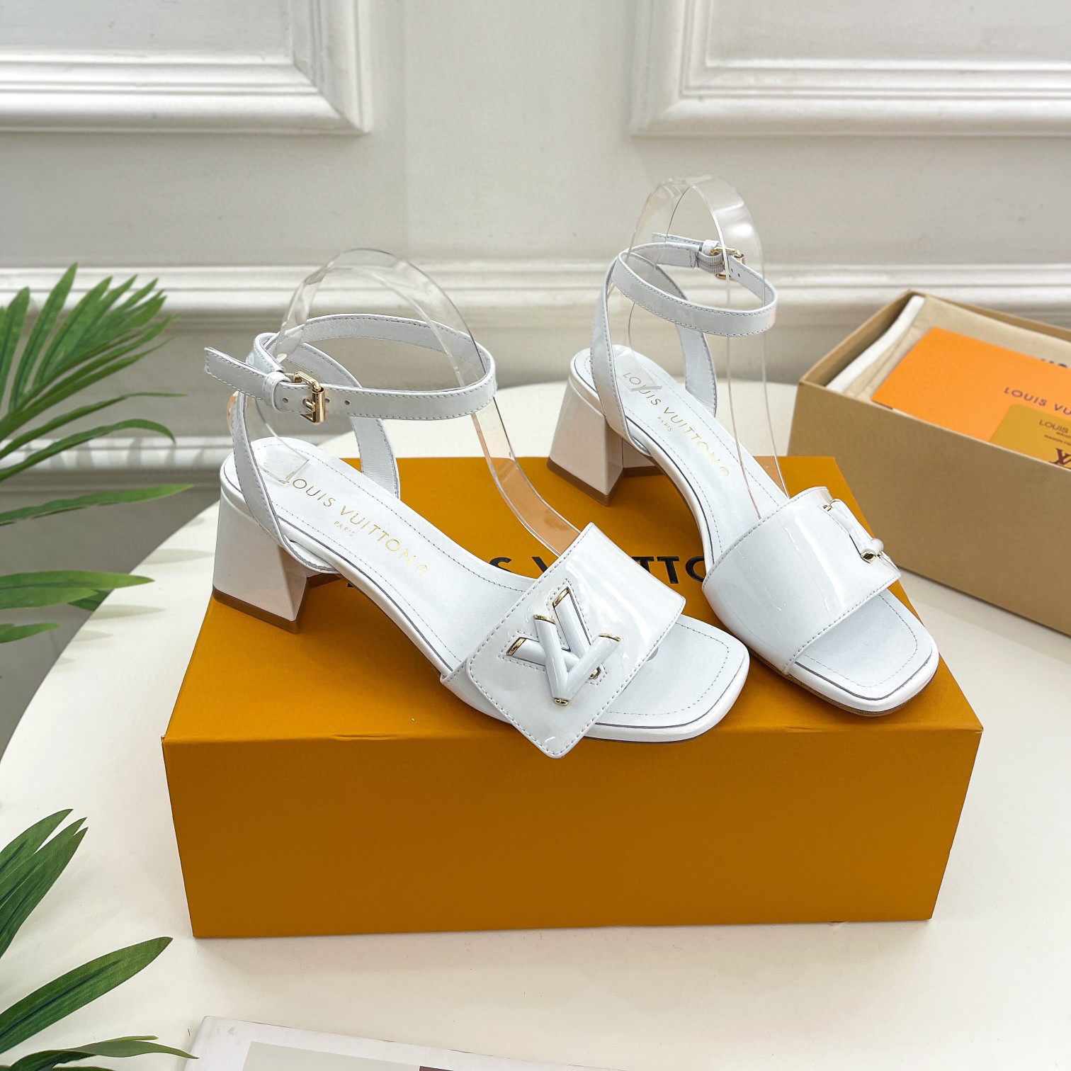 Louis Vuitton LV Patent Leather Thick And Cool Slide Sandal (Replica)