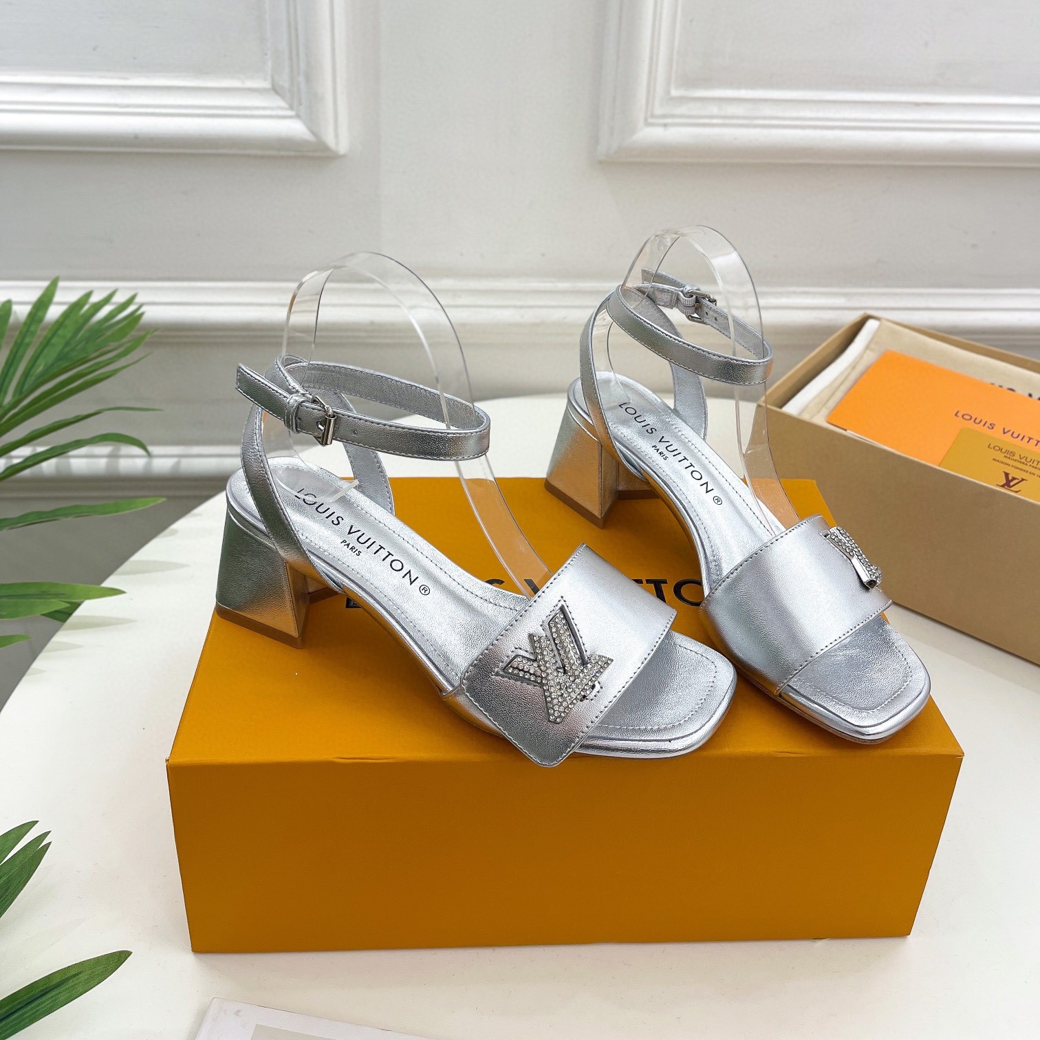 Louis Vuitton LV Patent Leather Thick And Cool Slide Sandal (Replica)