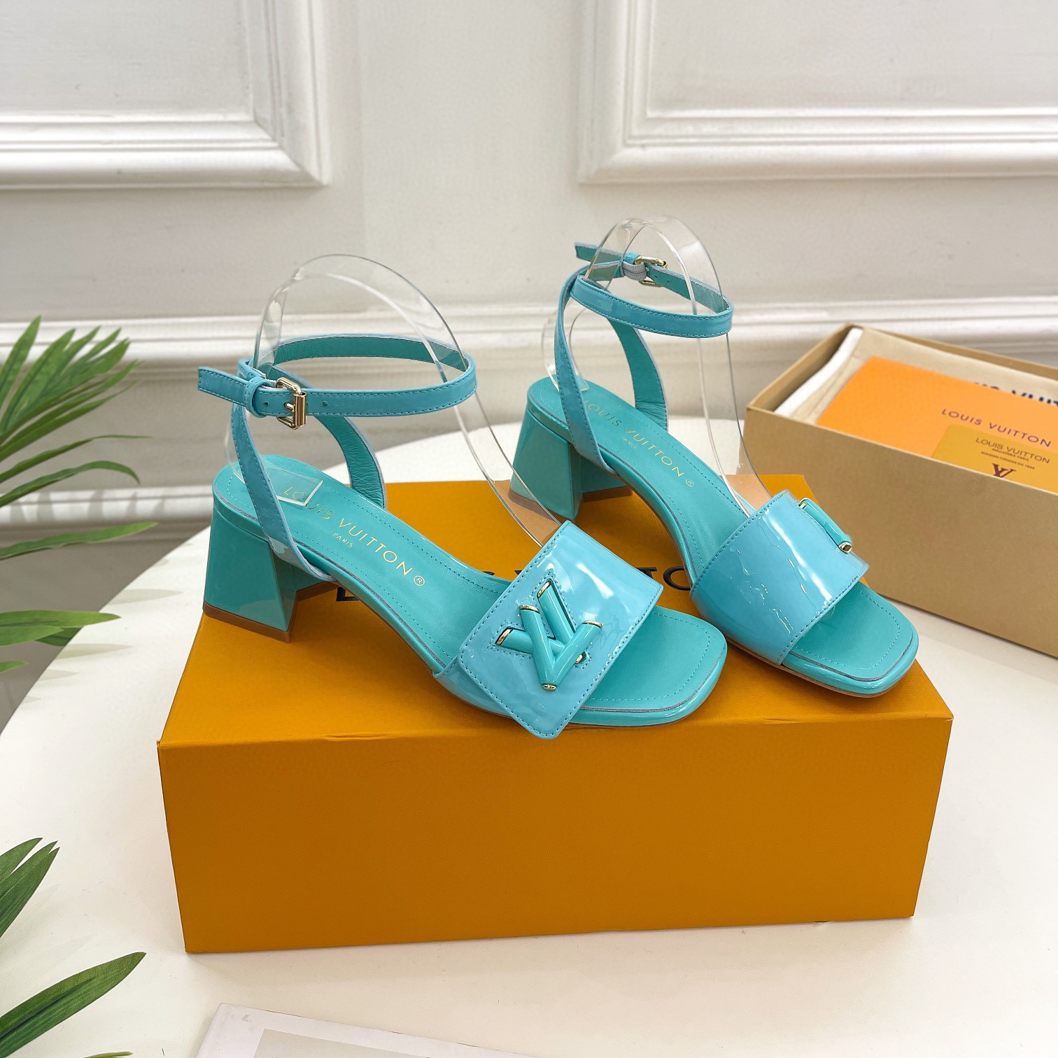 Louis Vuitton LV Patent Leather Thick And Cool Slide Sandal (Replica)