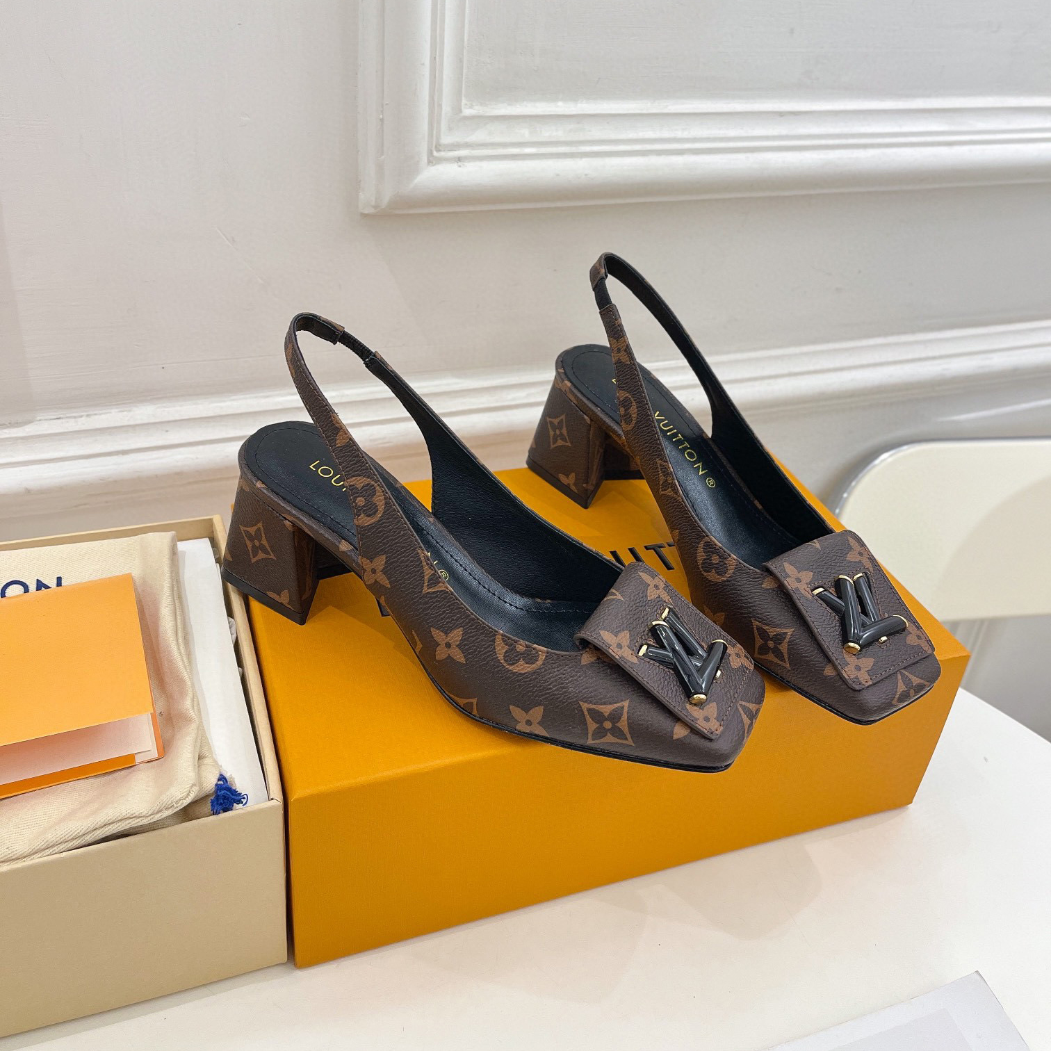 Louis Vuitton LV Half a Pack of Horseshoe Heels Slide Sandal (Replica)