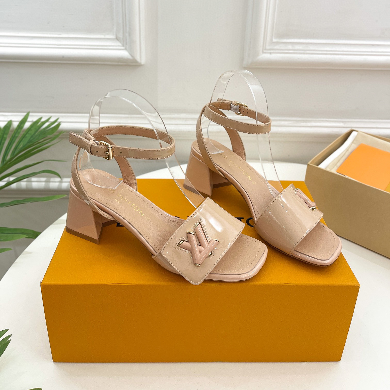 Louis Vuitton LV Patent Leather Thick And Cool Slide Sandal (Replica)