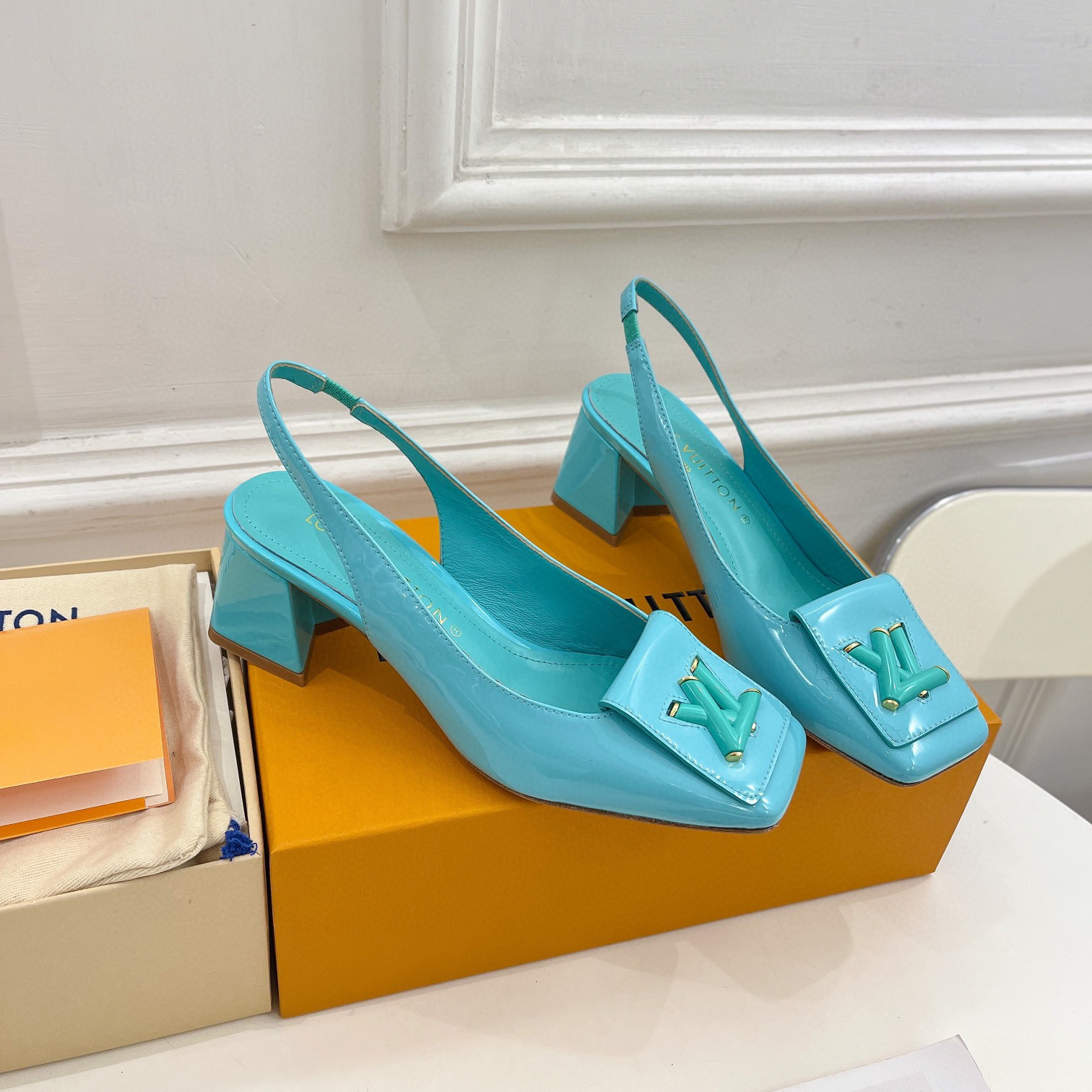 Louis Vuitton LV Half a Pack of Horseshoe Heels Slide Sandal (Replica)