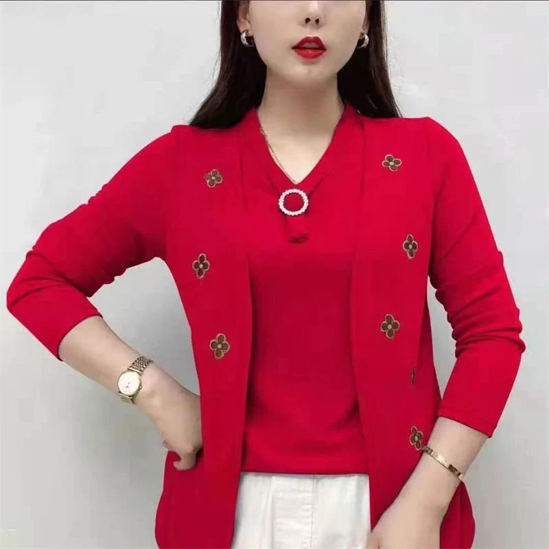 🔥Last Day Sale 49%🔥Women's Elegant Embroidered Flowers V-Neck Top