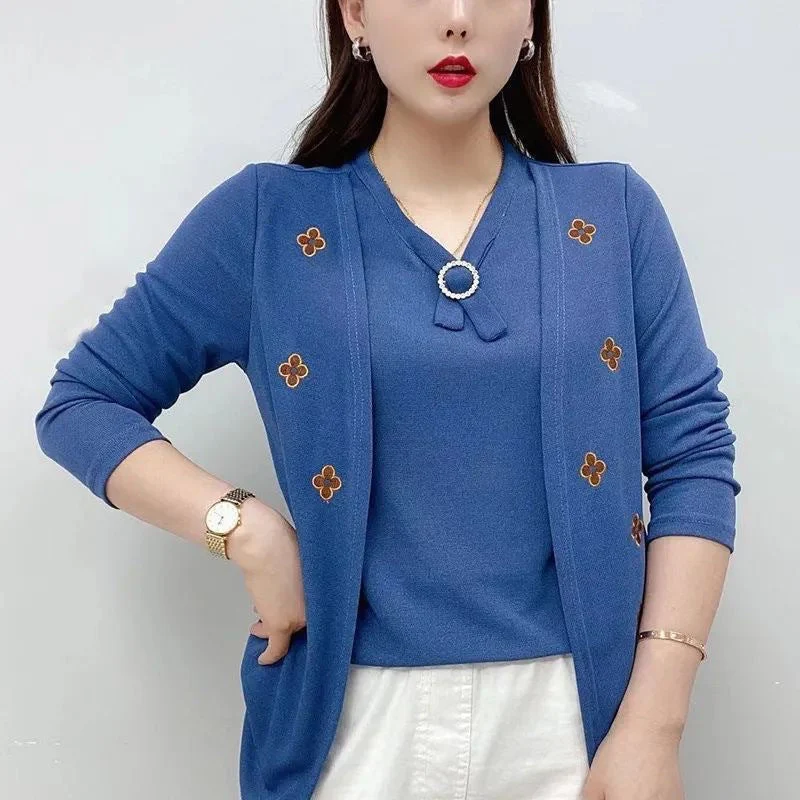 🔥Last Day Sale 49%🔥Women's Elegant Embroidered Flowers V-Neck Top