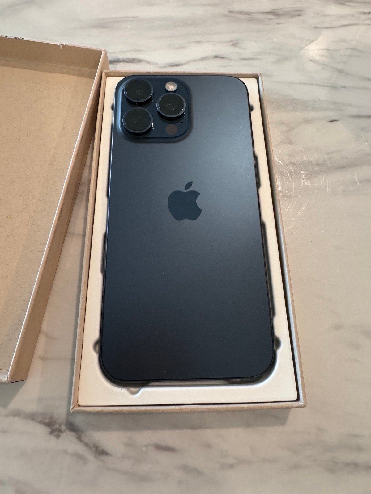 BRAND NEW UNLOCKED iPhone 15 PRO MAX 9Q83