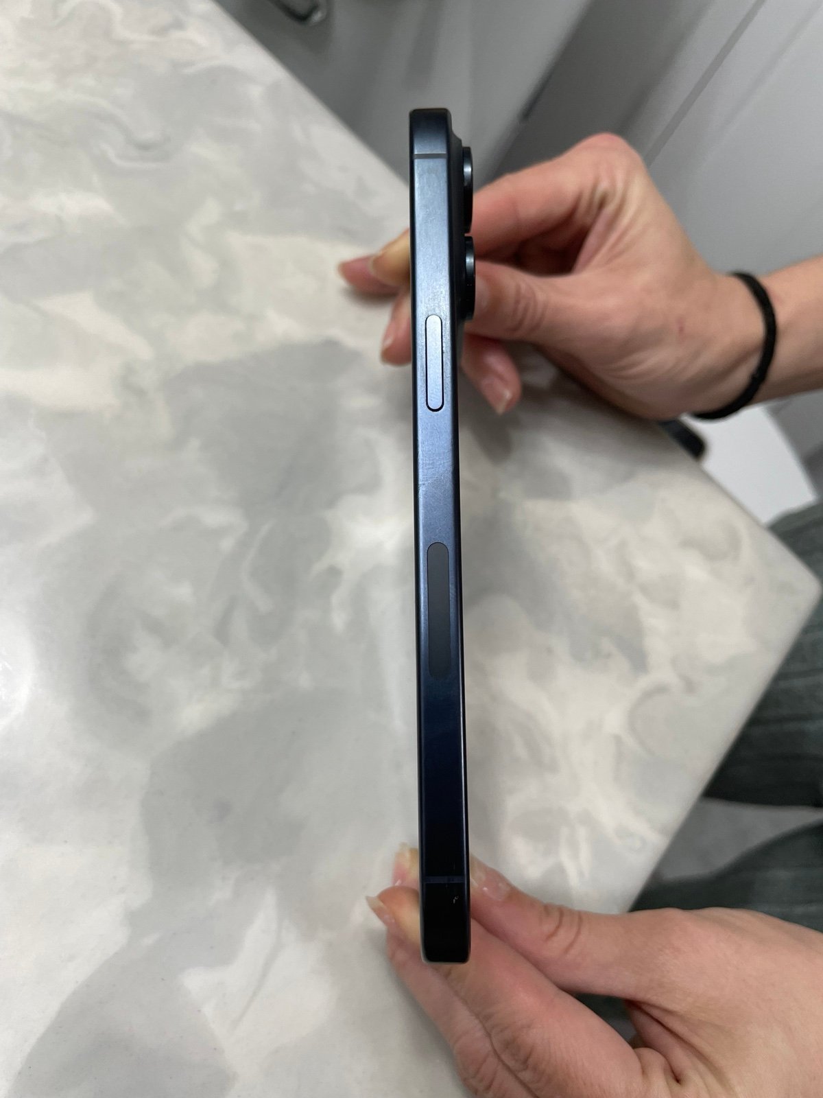 iphone 15 pro max 8Q12