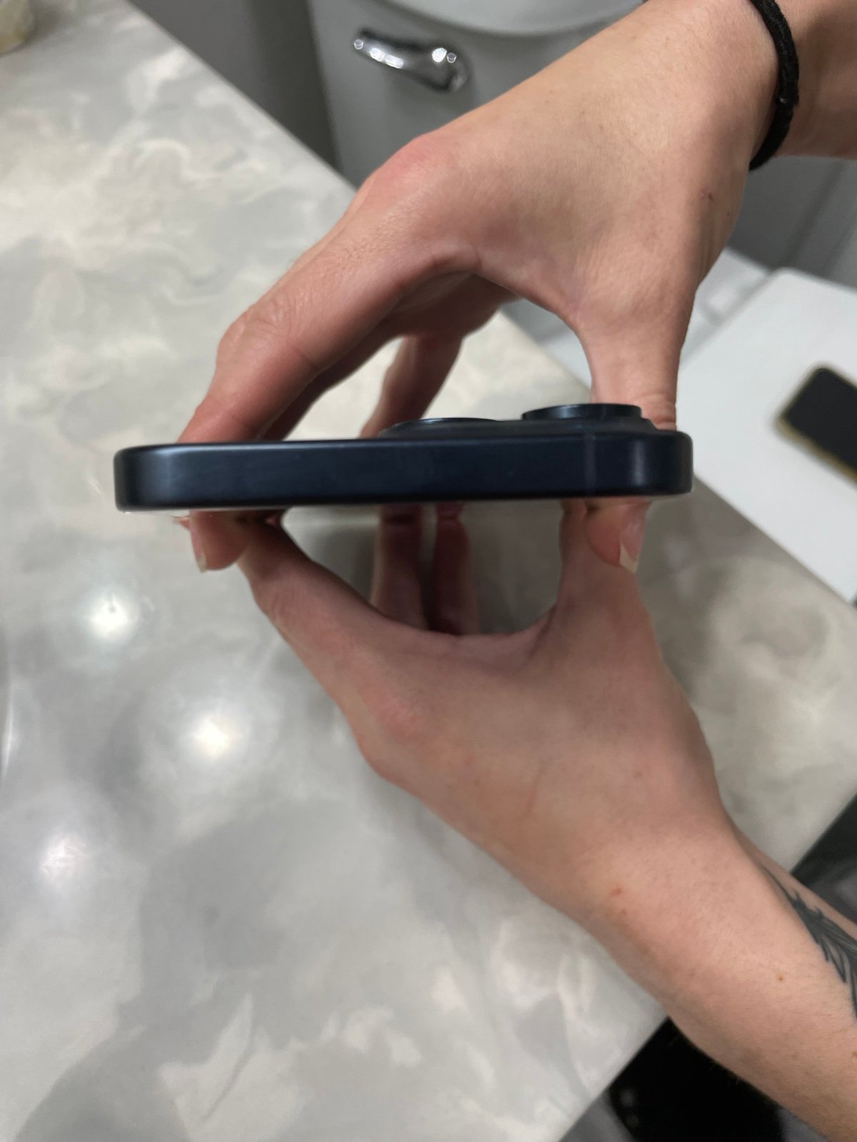 iphone 15 pro max 8Q12