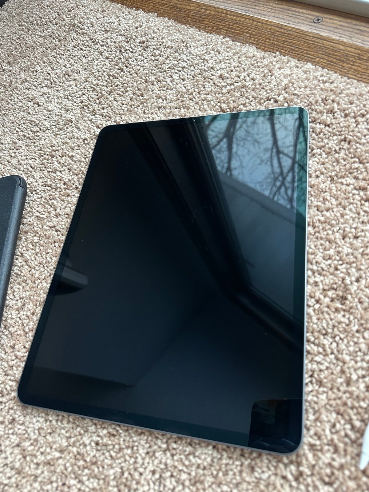 iPad Pro 12.9 inch 512gb (3rd generation) with IPad Pencil and case 9K98