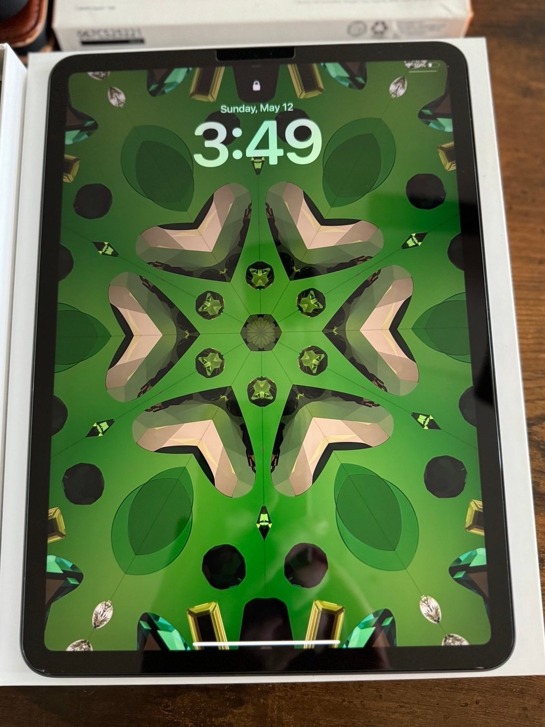 Apple iPad Pro 1st Generation 64 GB in Space Gray with Magic Keyboard 3B79