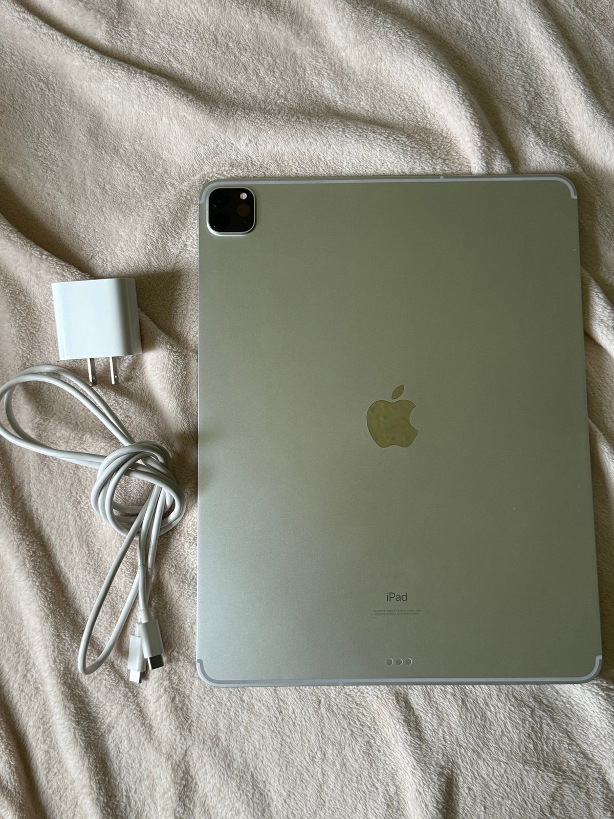 Apple 4th gen iPad Pro 12.9 cellular 1O27