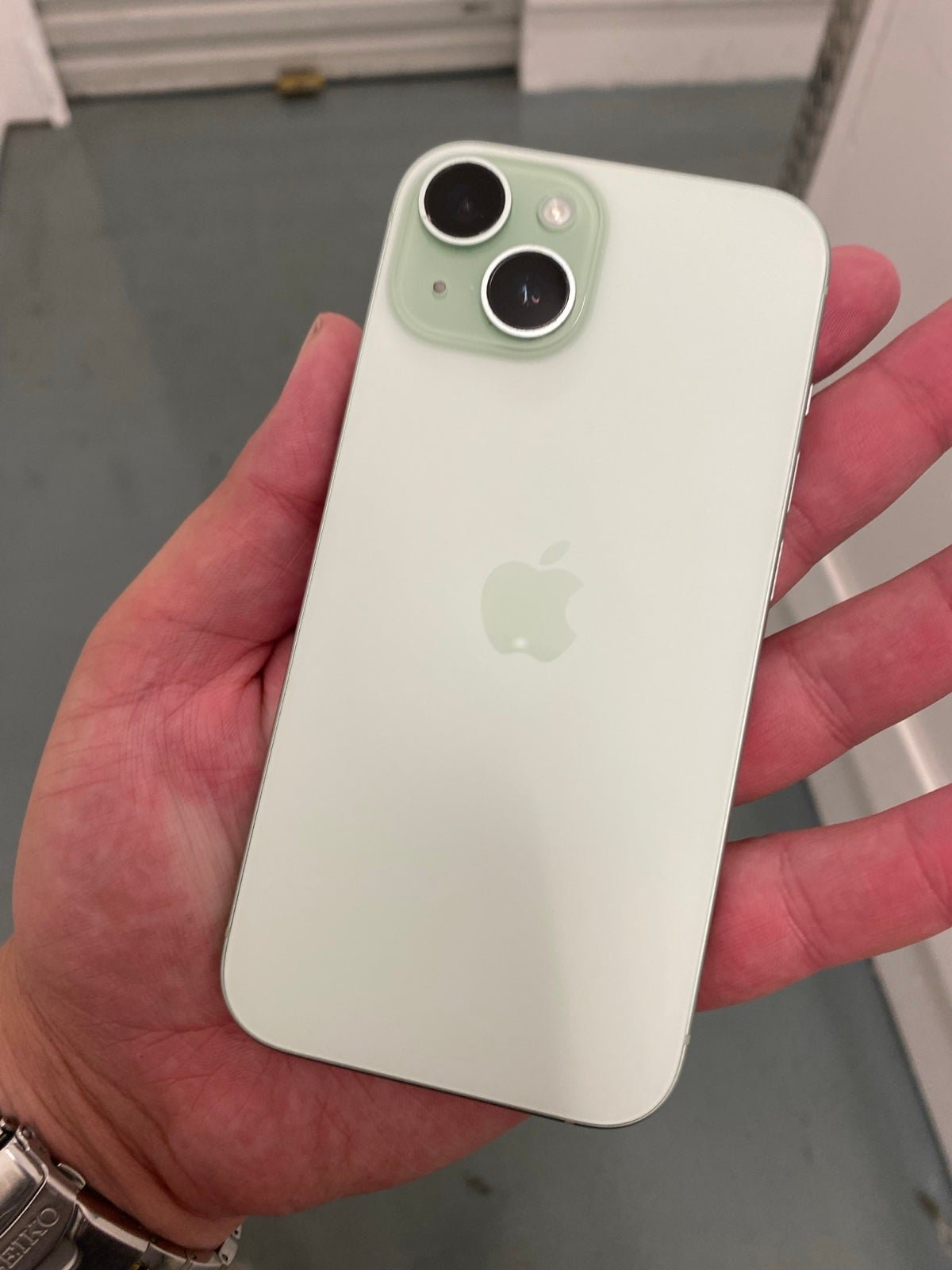 Apple iPhone 15 128GB unlocked green 2L12