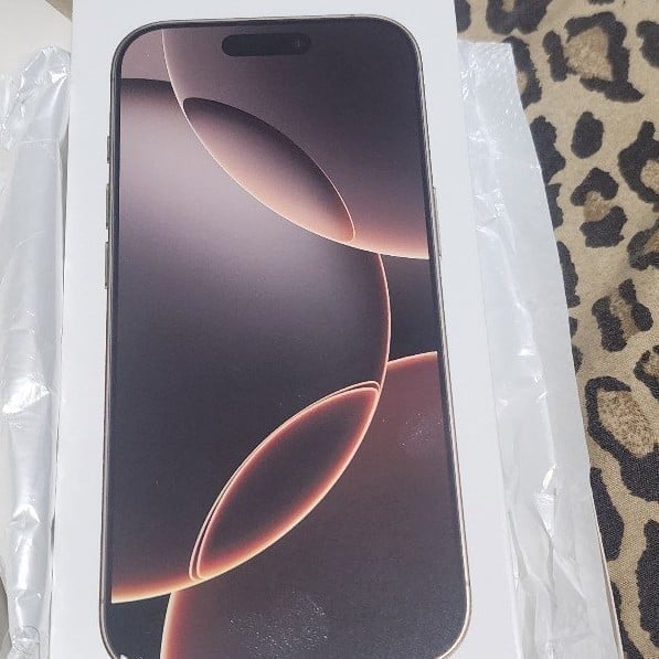 Iphone 16 pro  tmobile) locked 128 gb 3S25