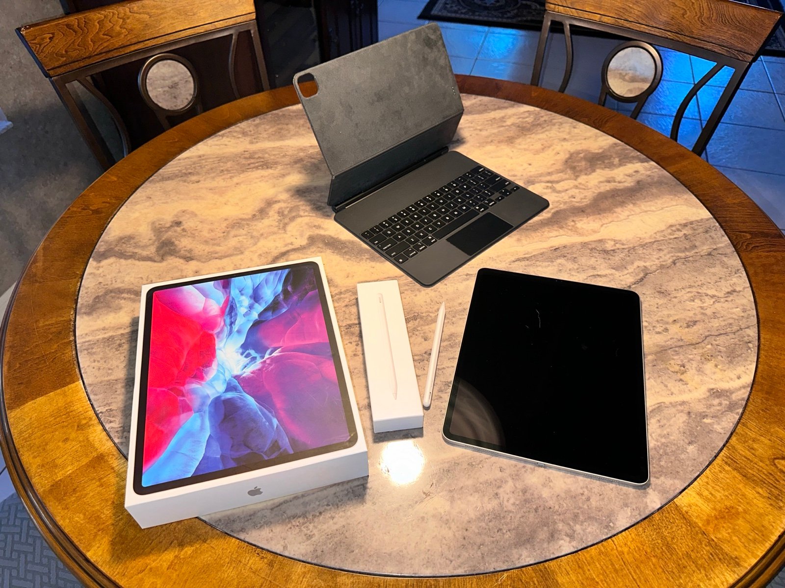 iPad Pro 12.9 inch 4th generation/ Apple Pencil/ Magic Keyboard 6W25