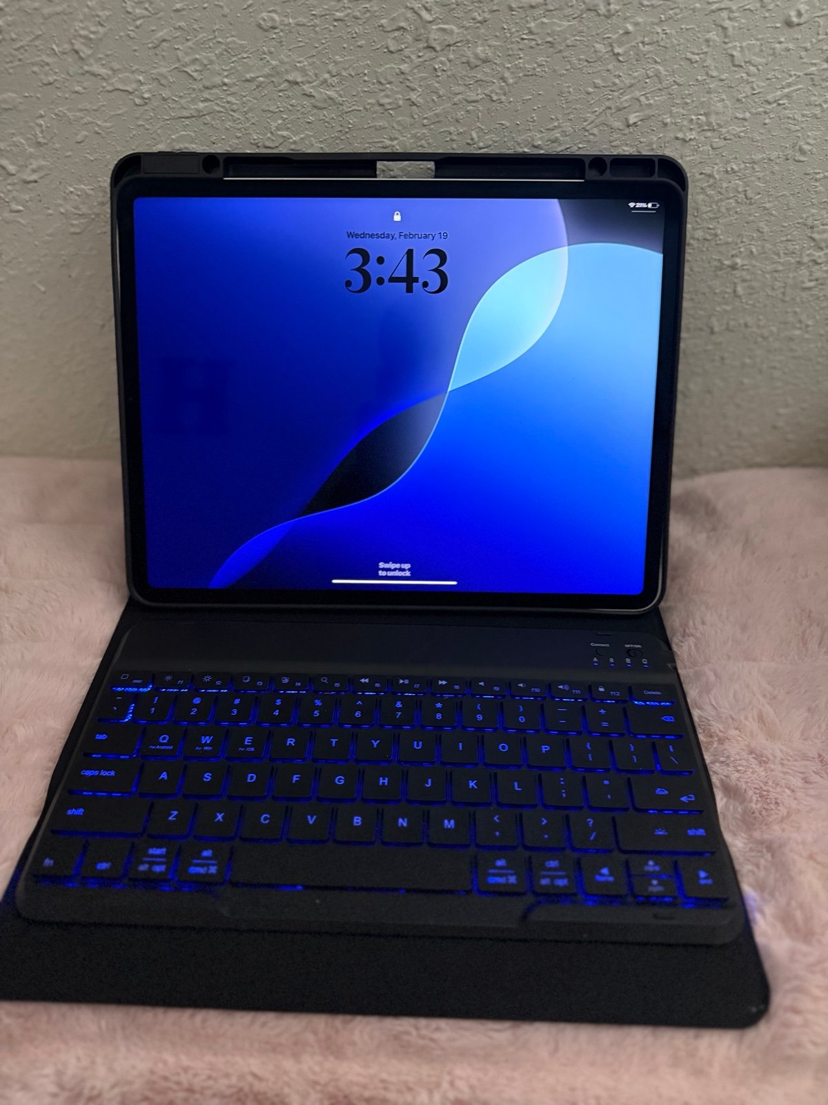 iPad Pro 12.9” (6th Gen) - Great Condition + Keyboard 6M66